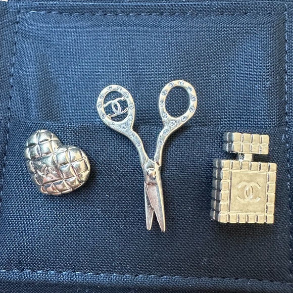 🆕 Chanel Matte Gold Mini Brooch Set of 3: CC Heart, Perfume Bottle & Scissors - Picture 7 of 15